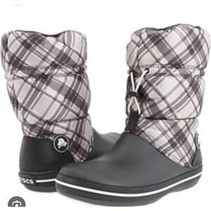 Crocs Women’s Winter Puff Snow Boots Brown Plaid Size 7 gray rubber cinch top